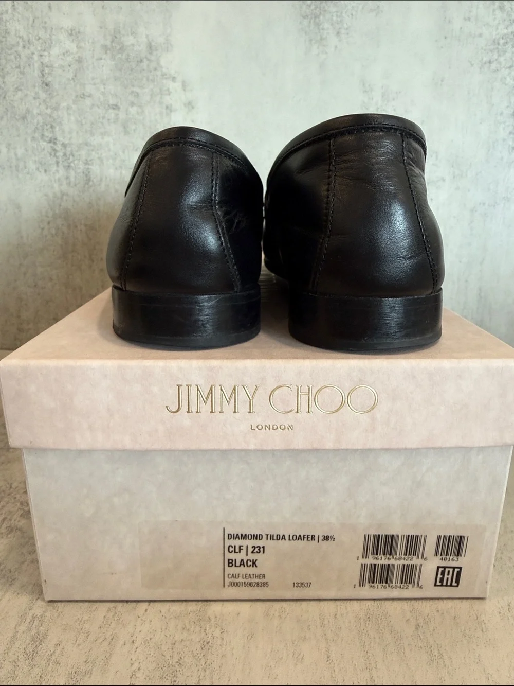 Classic Black Leather Men’s Loafers with Gold Chain Accent